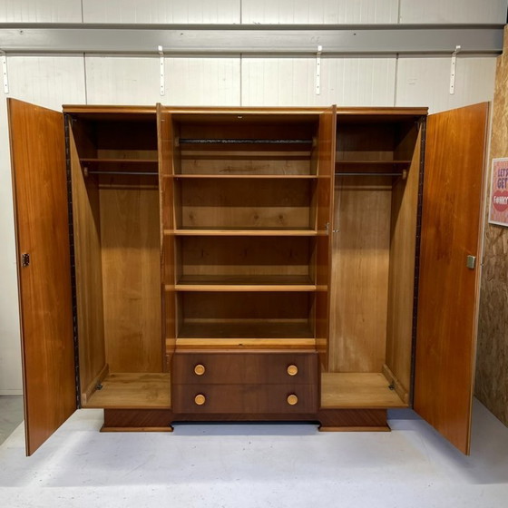 Image 1 of Magnifique armoire vintage spacieuse avec étagères suspendues et tiroirs amovibles.