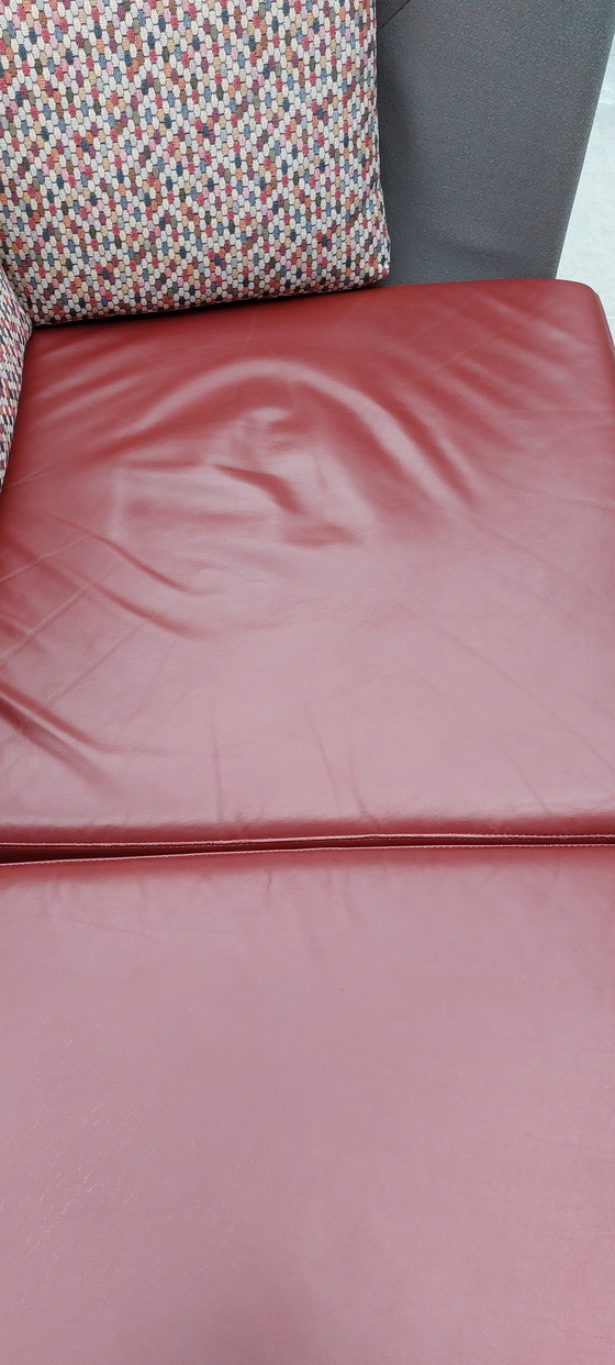 Image 1 of Zwei Montis Scene Sessel mit Ottomanen. Rot mit Anthrazit und attraktiven Kissen.