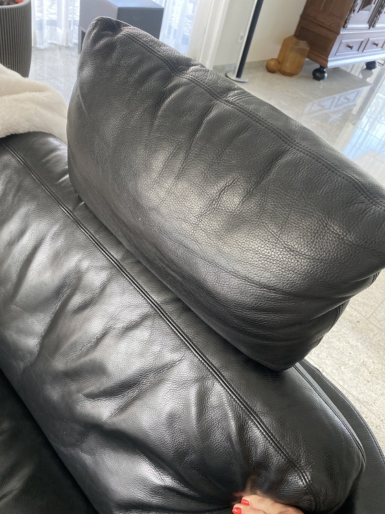 Image 1 of Sofá fresco y atemporal de Nimbus 184 cm negro con 2 cojines de brazos y patas ajustables en cromo cepillado en cuero especial