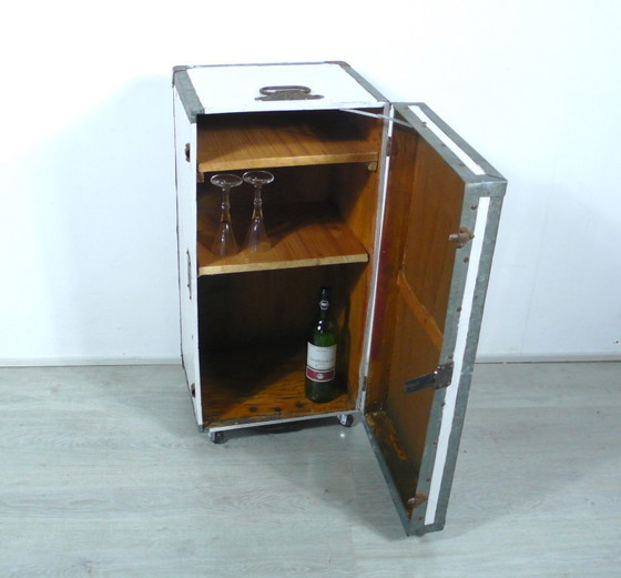 Image 1 of Vintage transportkist, nu kast op wielen in shabby wit