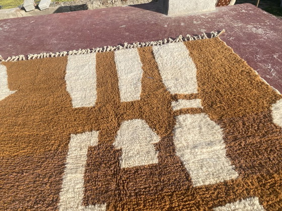 Image 1 of Vintage Beni Ouarain vloerkleed 330x230 cm – Handgeknoopt Marokkaans Berber tapijt – Wol in bruin en crème met minimalistisch 