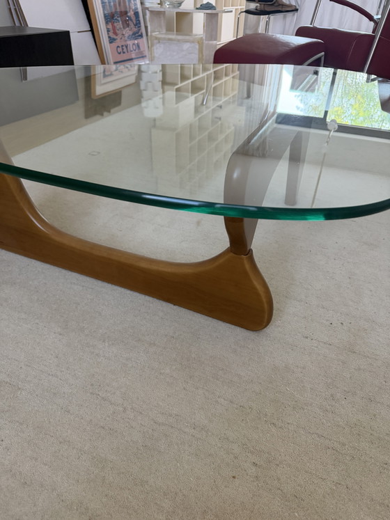 Image 1 of Glazen salontafel met houten voet
