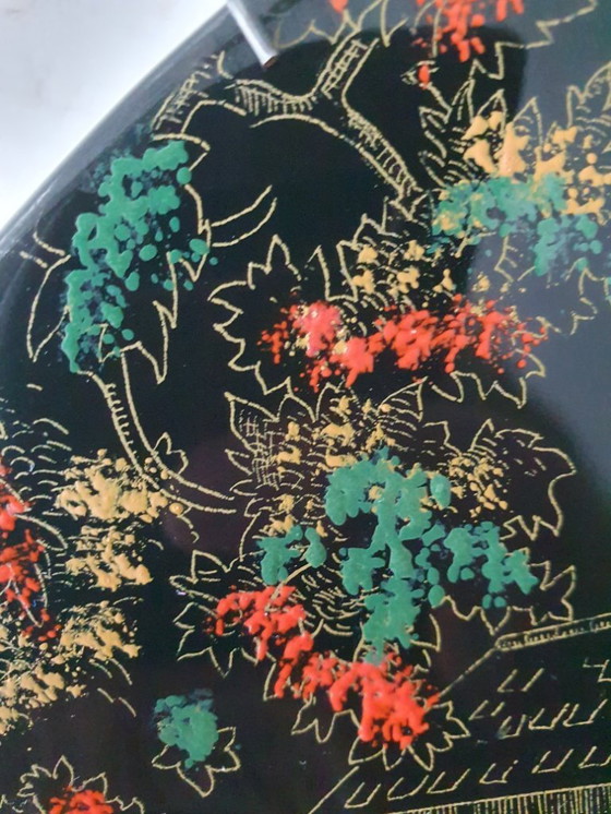 Image 1 of Plato negro Longwy con decoración de molino de agua