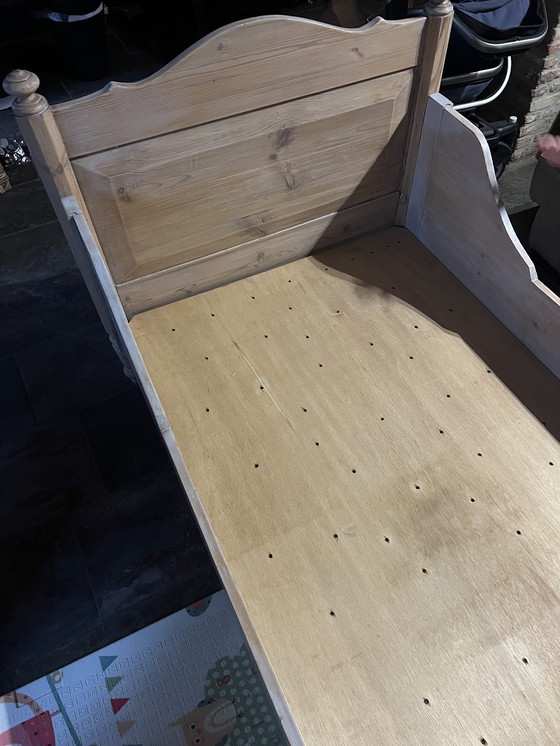 Image 1 of Antikes Kinderbett aus Massivholz