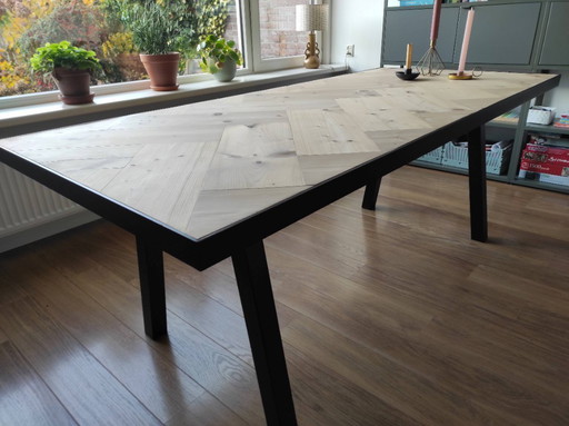 Unieke robuuste circulaire eettafel van Triboo (180 x 90 cm)