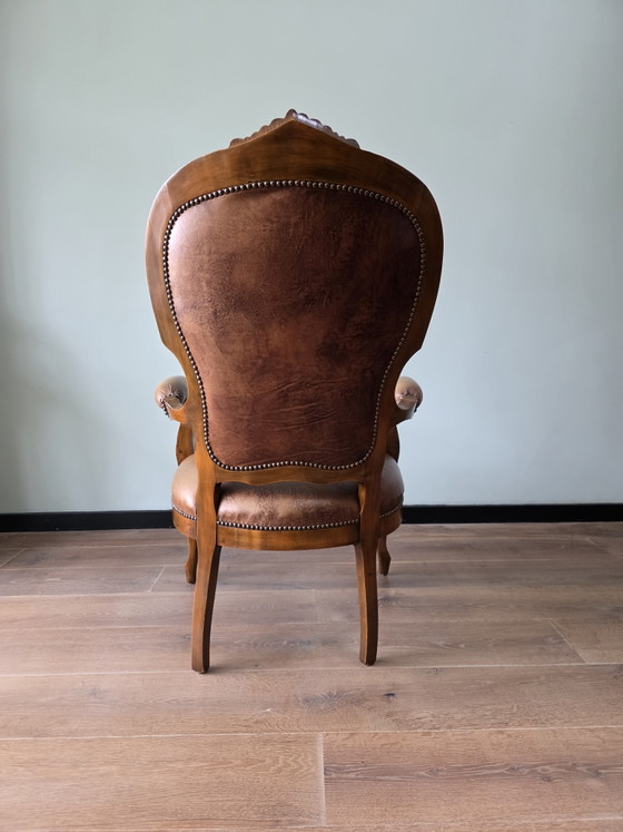 Image 1 of Klassieke vintage leren fauteuil met houten frame