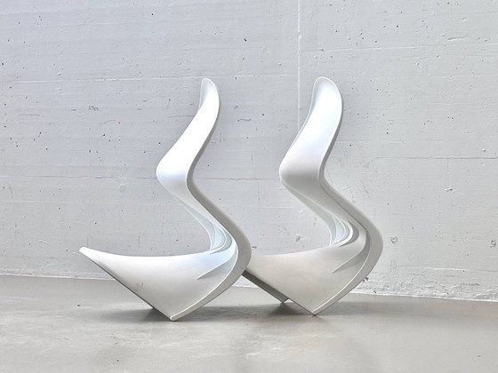 White chairs in the style of the Panton Chair – Space Age, 1970s – Side chairs, Plastic (photo 4 of 15)