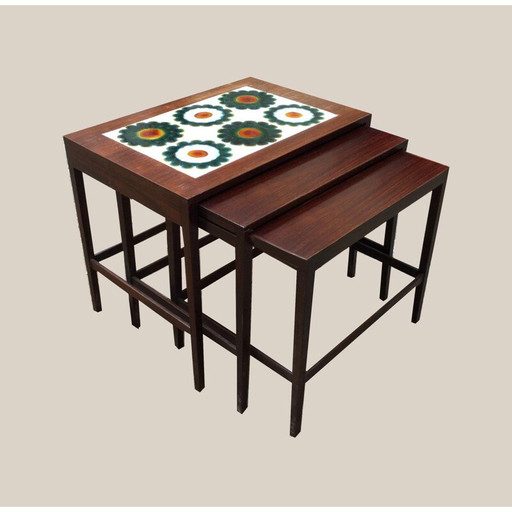 Trois tables gigognes en palissandre et céramique - années 1960