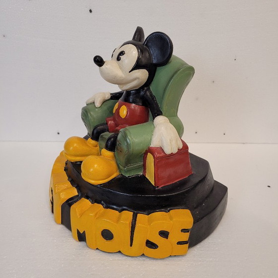 Image 1 of « Mickey Mouse dans son fauteuil de lecture », céramique, Démons &amp; Merveilles, vintage, années 90 – France