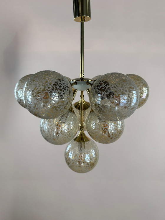 Image 1 of Superbe lustre en laiton et verre ambré des années 1970 - L'élégance de l'ère spatiale