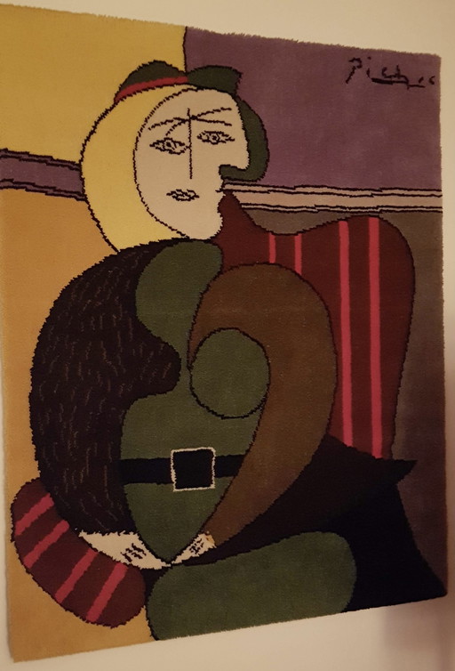 Desso Picasso : Eine Frau auf dem Sofa in Rot