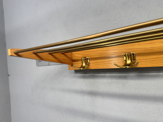 Image 1 of Appendiabiti vintage di metà secolo: legno e ottone, design senza tempo