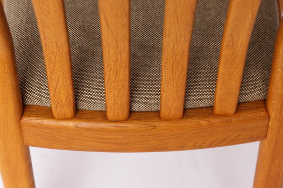Image 1 of 1 van de 5 vintage Dyrlund fauteuils in eikenhout, jaren 70 | Deense Mid-Century Modern eetkamerstoelen, lichtgrijze bekleding |