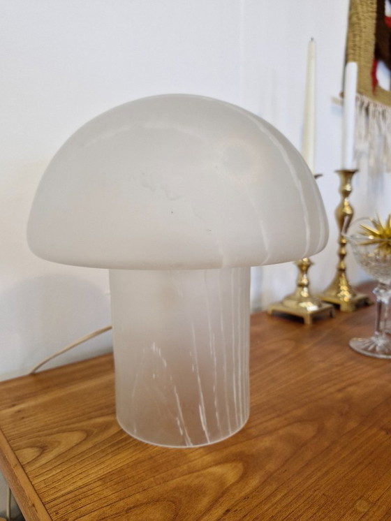 Image 1 of Lampe de table vintage en forme de champignon, verre marbré
