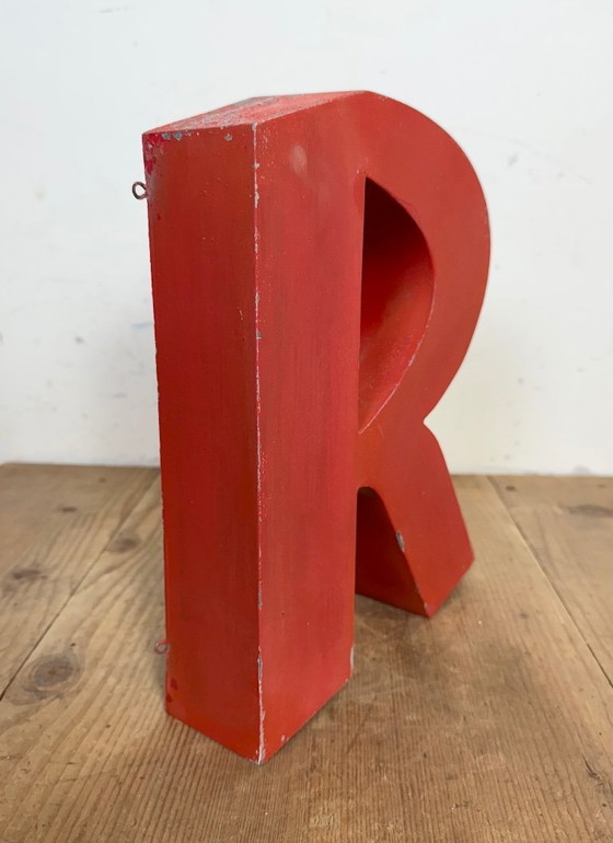 Image 1 of Lettera R in ferro rosso vintage, anni '70