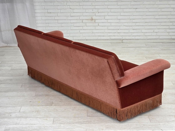 Image 1 of Sofá danés de 3 plazas, década de 1970, tapizado en terciopelo rosa salmón y madera de haya.