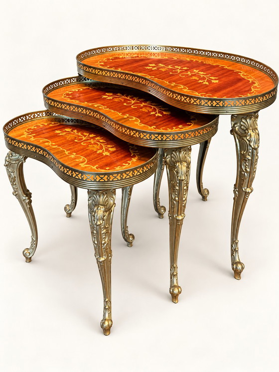 Set antico di tre tavolini a incastro in elegante forma a rene – Bronzo, Rame (photo 3 of 7)