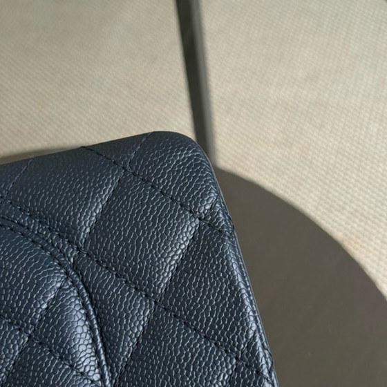 Image 1 of Chanel 2.55 Reissue 227 - Caviar trapuntato blu scuro, hardware in argento rutenio, serie 19