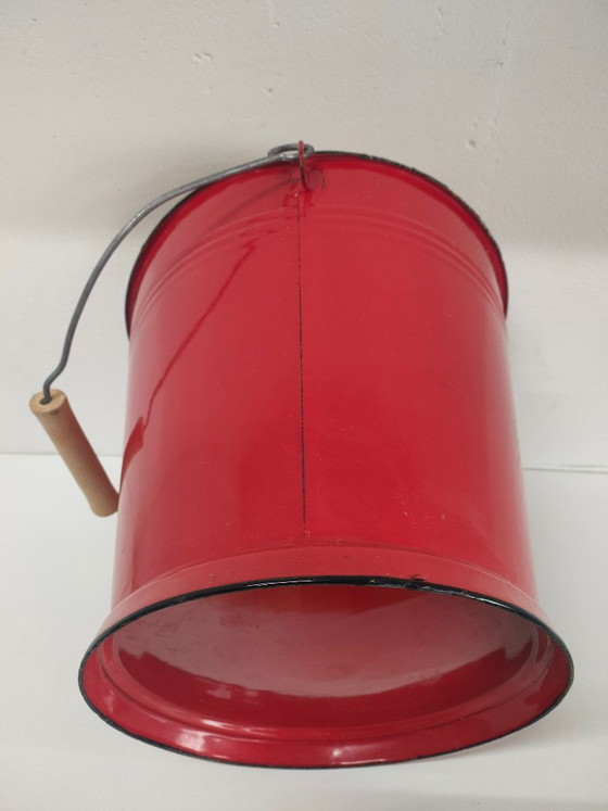 Red enameled bucket with wooden handle, Decorative Objects, Metal, Vintage (photo 5 of 6)