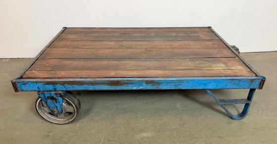 Image 1 of Carrito de mesa de centro industrial azul grande, década de 1960.