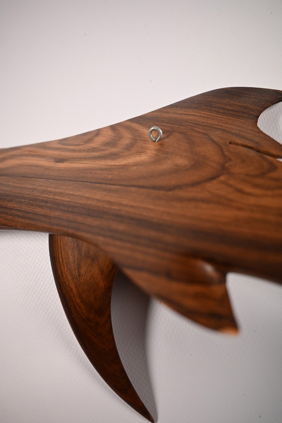 Image 1 of Wandskulptur aus Holz, die einen großen Hai darstellt