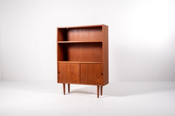 Image 1 of Deense teakhouten boekenkast uit het midden van de 20e eeuw met schuifdeuren – Sejling Skabe, jaren 60