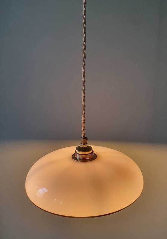 Image 1 of Lampada a sospensione vintage in vetro opalino rosa pastello con finiture dorate.