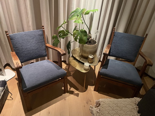 Sillón vintage hecho a mano de los años 40 y 50: madera maciza y tapizado azul.