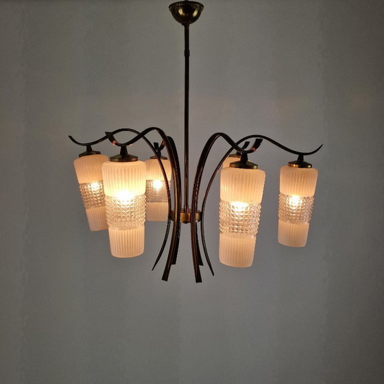 Image 1 of Lampadario italiano di metà secolo in ottone con paralumi in vetro stile Murano, anni '60