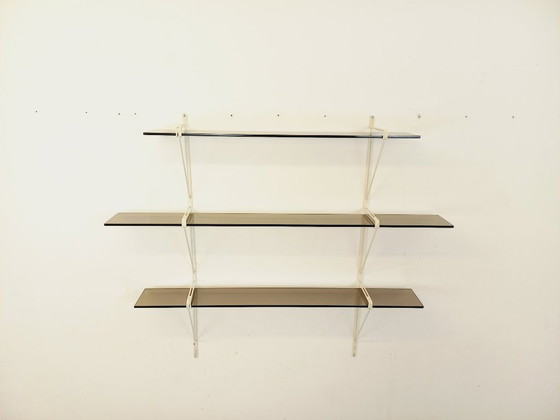 Image 1 of Grande étagère murale vintage en verre fumé et métal blanc style String Tomado des années 60