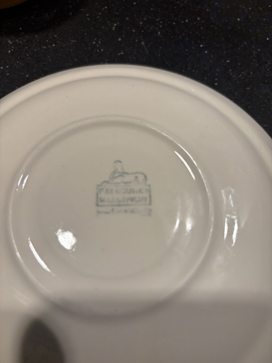 Image 1 of 6 kop en schotels Regout op rekje