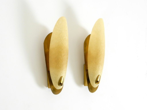 Una coppia di bellissime applique da parete in ottone in stile Mid-Century Modern con paralumi in fibra di vetro.