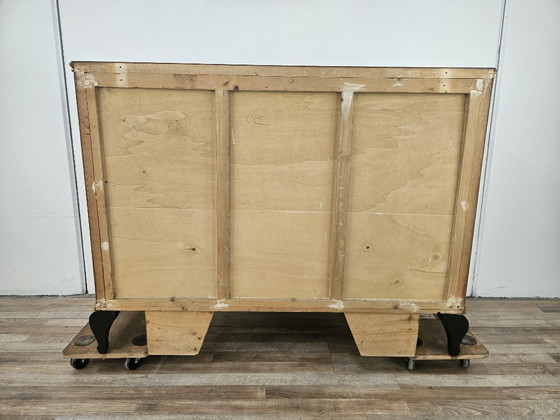 Image 1 of Commode des années 1950 en acajou et érable avec pieds laqués