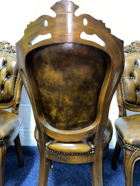 Image 1 of 6 Chesterfield-Esszimmerstühle aus barockem Leder