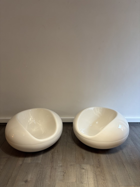 Image 1 of Set of two Pastil armchairs in white – Design icons by Eero Aarnio (1967)