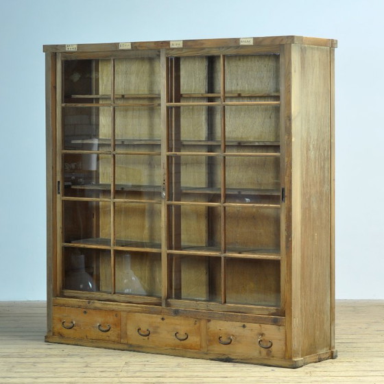 Japanese display cabinet, circa 1950 – Glass, Metal (photo 3 of 16)