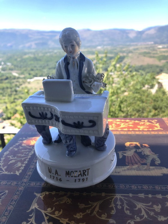 Image 1 of Musical statue in porcelain, Mozart at the piano, in the roccocco Capodimonte style