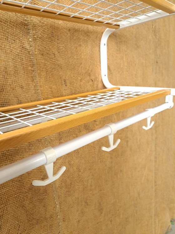 Image 1 of Porte-manteau mural Habo, fabriqué en Suède, blanc et bois, modèle n° 16.