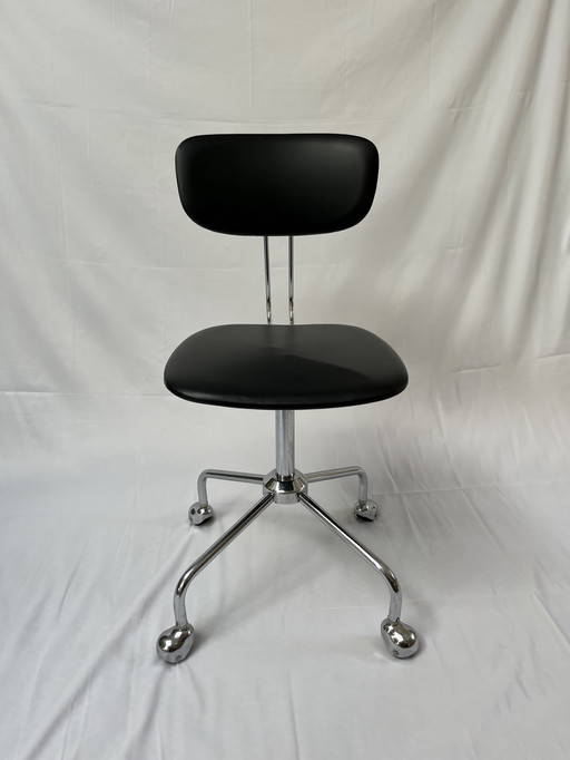 AHN laboratory chair