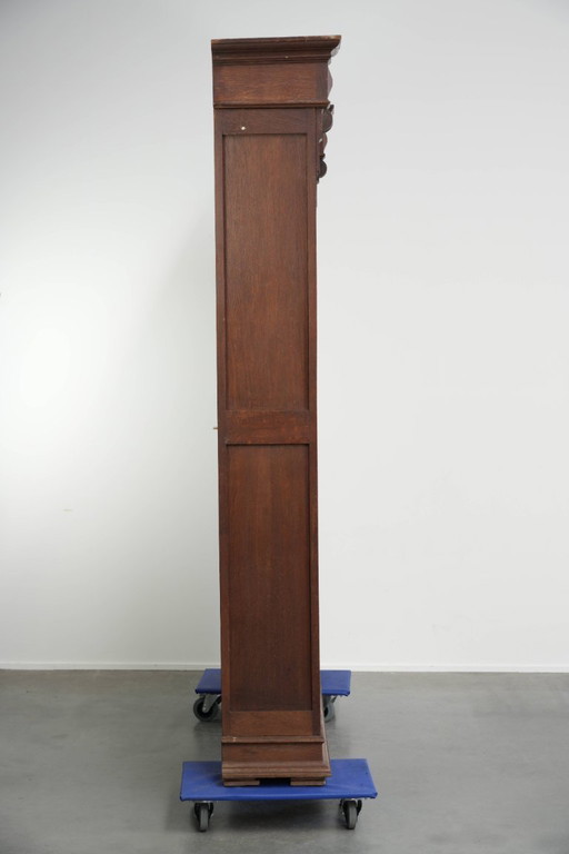 Warm antique Dutch oak bookcase from the early 20th century with elegant details – boekenkasten, Wood (photo 2 of 9)