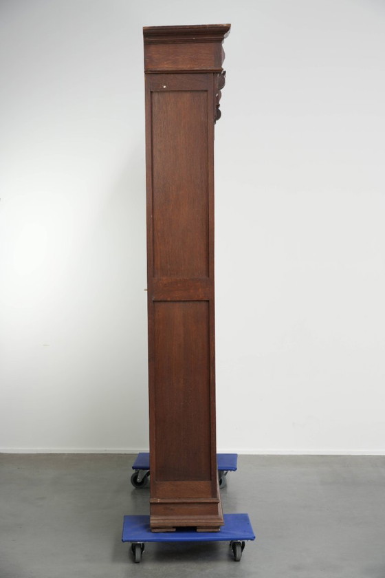 Warm antique Dutch oak bookcase from the early 20th century with elegant details – Wood (photo 2 of 9)