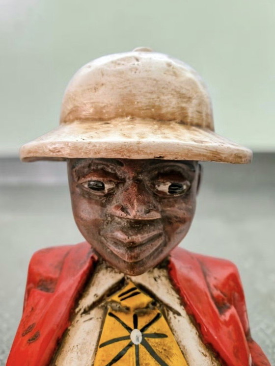 Image 1 of Afrikaner mit dickem Bauch und tropischem Helm