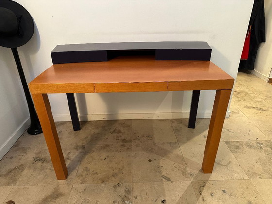 Image 1 of Escritorio de diseño elegante con superficie curva.