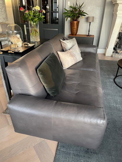 Rolf benz Chocolade lederen bank  254 cm met extra dipe zit  en in delen verstelbare leuning wordt geleverd met comfortabel rug 