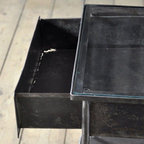 Table de nuit, années 1910 – Tables de nuit, Verre, Métal (photo 6 of 12)
