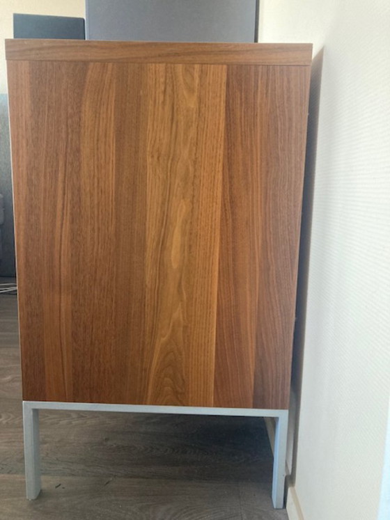 Image 1 of Commode vintage IKEA MALM à trois tiroirs, finition placage bois, poignées et pieds argentés.