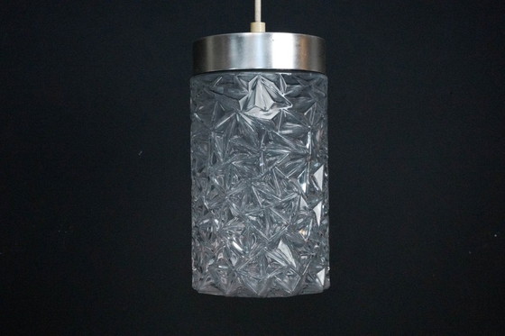 Image 1 of Een paar Italiaanse hanglampen van glas en gepolijst aluminium, jaren 70.