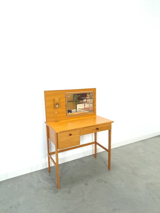Image 1 of Tavolo da trucco con specchio e lampada dalla Svezia