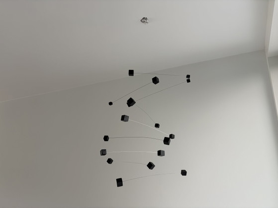 Image 1 of Mobile cinetico artistico – blocchi di legno neri – design moderno – 55 × 50 cm