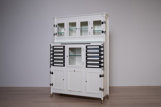 Mobile per strumenti dentali tedesco di Arnold Biber, Pforzheim, circa 1920, Vetrine, Legno, Bianco (foto 5 di 19)